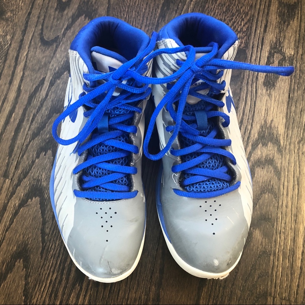 Woman's Under Armour basketball shoes 6